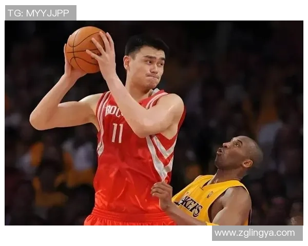 姚明为邓肯庆祝荣誉时刻展现友谊与篮球精神的完美结合