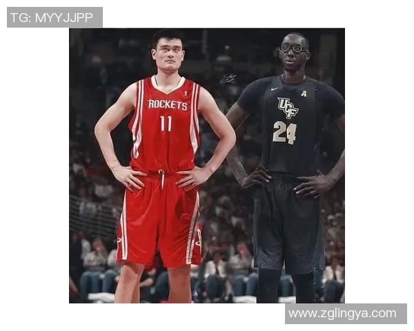 姚明在比赛中巧妙卡位撞人展现篮球技巧与力量的完美结合